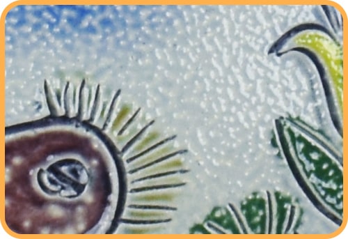Genarbte Oberfläche des runden Brottopfes aus Keramik mit Salzglasur