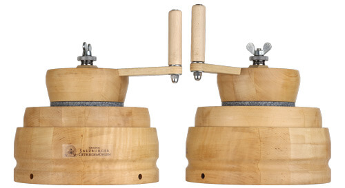 Salzburger Handgetreidemühle MH6 von Agrisan vorne und seitlich