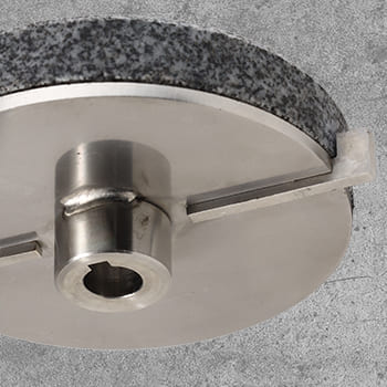 Ohne Kunststoffe: Mahlsteine auf einer Trägerplatte aus Edelstahl