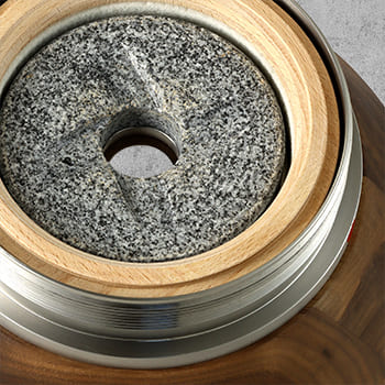 Der stehende Mahlstein im Trichter ebenso aus handbearbeitetem Granit