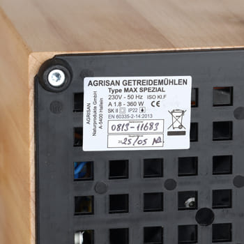 Am Gehäuseboden mit sehr großen Luftlöchern ist das Typenschild angebracht.