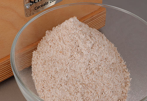 Schnitzer Getreidemühle Cerealo 200 mit Weizen auf feinster Stufe getestet