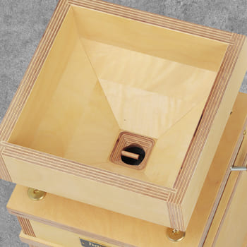 Der Trichter für 1,5 kg spricht für das Mahlen großer Mengen.