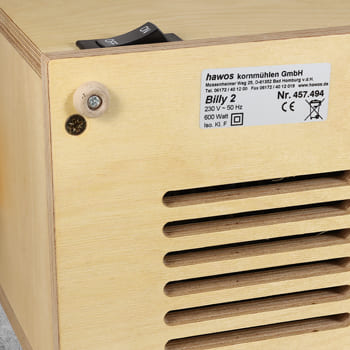 Das Typenschild ist unten am Gehäuseboden aus Birke Multiplex angebracht.