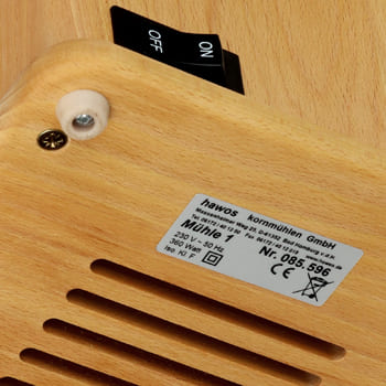 Das Typenschild ist unten am Gehäuseboden aus Buche massiv angebracht.