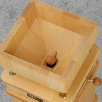 Der Trichter für 1,5 kg spricht für das Mahlen großer Mengen.