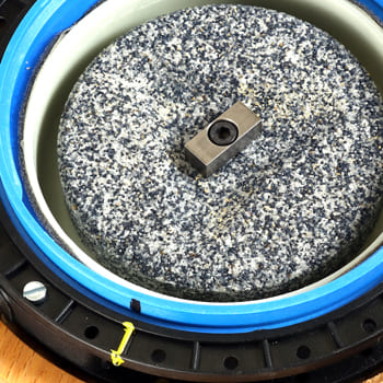 Drehender Mahlstein in der Mahlkammer aus lebensmittelechtem Kunststoff