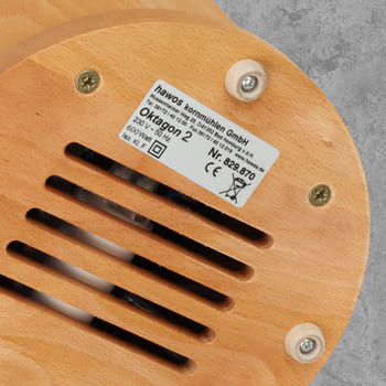 Das Typenschild ist unten am Gehäuseboden aus Buche Vollholz angebracht.