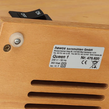 Das Typenschild ist unten am Gehäuseboden aus Birke Multiplex angebracht.