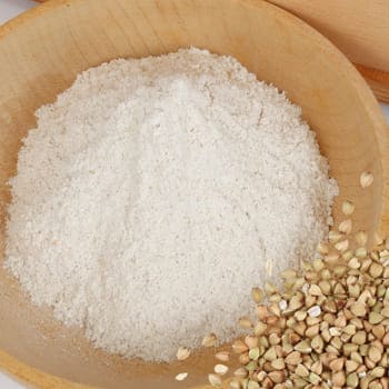 Queen 2 mahlt auch den harten Buchweizen problemlos auf Anhieb fein.