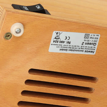 Das Typenschild ist unten am Gehäuseboden aus Buche Multiplex angebracht.