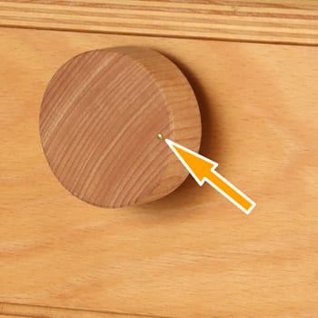 Kleiner Messingkopf als Orientierungspunkt am Einstellrad für die Mehlfeinheit bei Easy