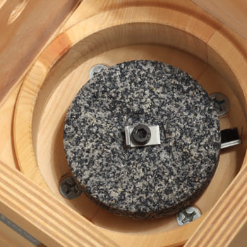 Der obere, stehende Mahlstein mit Einfassung ist nicht am Mühlentrichter befestigt.