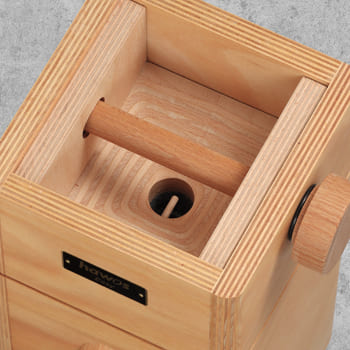 Die exzentrische Achse für die Einstellung geht durch den Trichtereinsatz